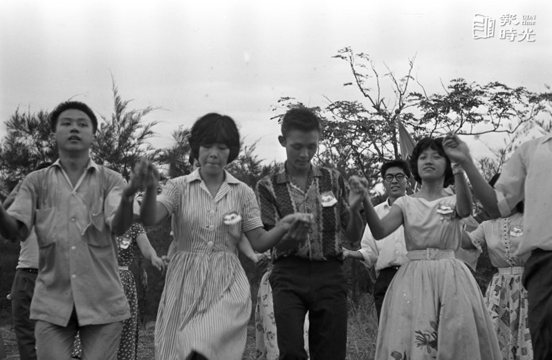 暑期青年活動，金山育樂營活動情形，圖為男女歡跳土風舞。日期：1962/8/3．攝影：王萬武．來源：聯合報