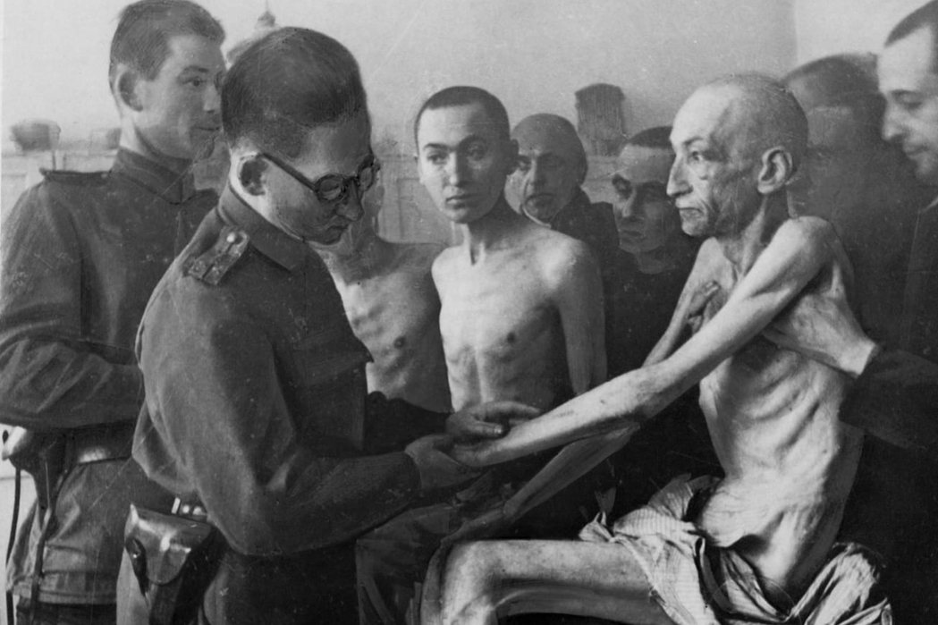 1945年，奧斯威辛集中營被蘇聯紅軍解放後，紅軍軍醫在體檢一名集中營的奧地利猶太...