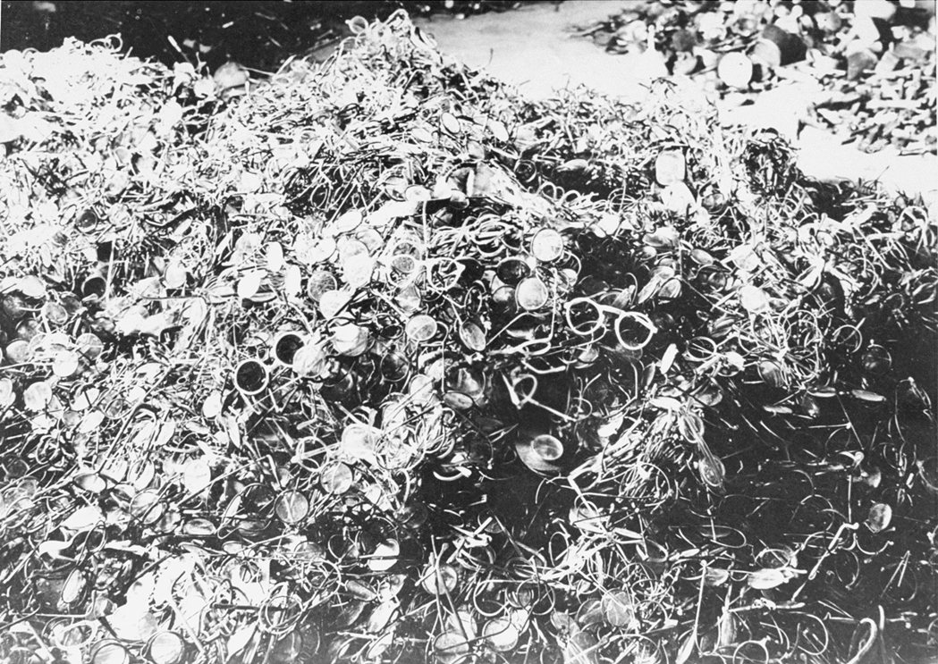 「40年後，普利摩・李維死於奧斯威辛集中營。」圖為奧斯威辛罹難者留下的眼鏡。 圖...