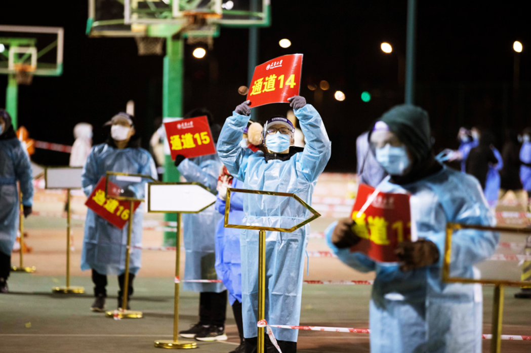 圖為1月11日正在緊急動員參加校內防疫工作的學生醫護志工。 圖／天津大學
