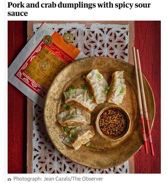 图为英国《卫报》2022年1月16日刊登的贺年食谱，饺子旁边的装饰是冥钱，认真大吉利是。（卫报截图）(photo:UDN)