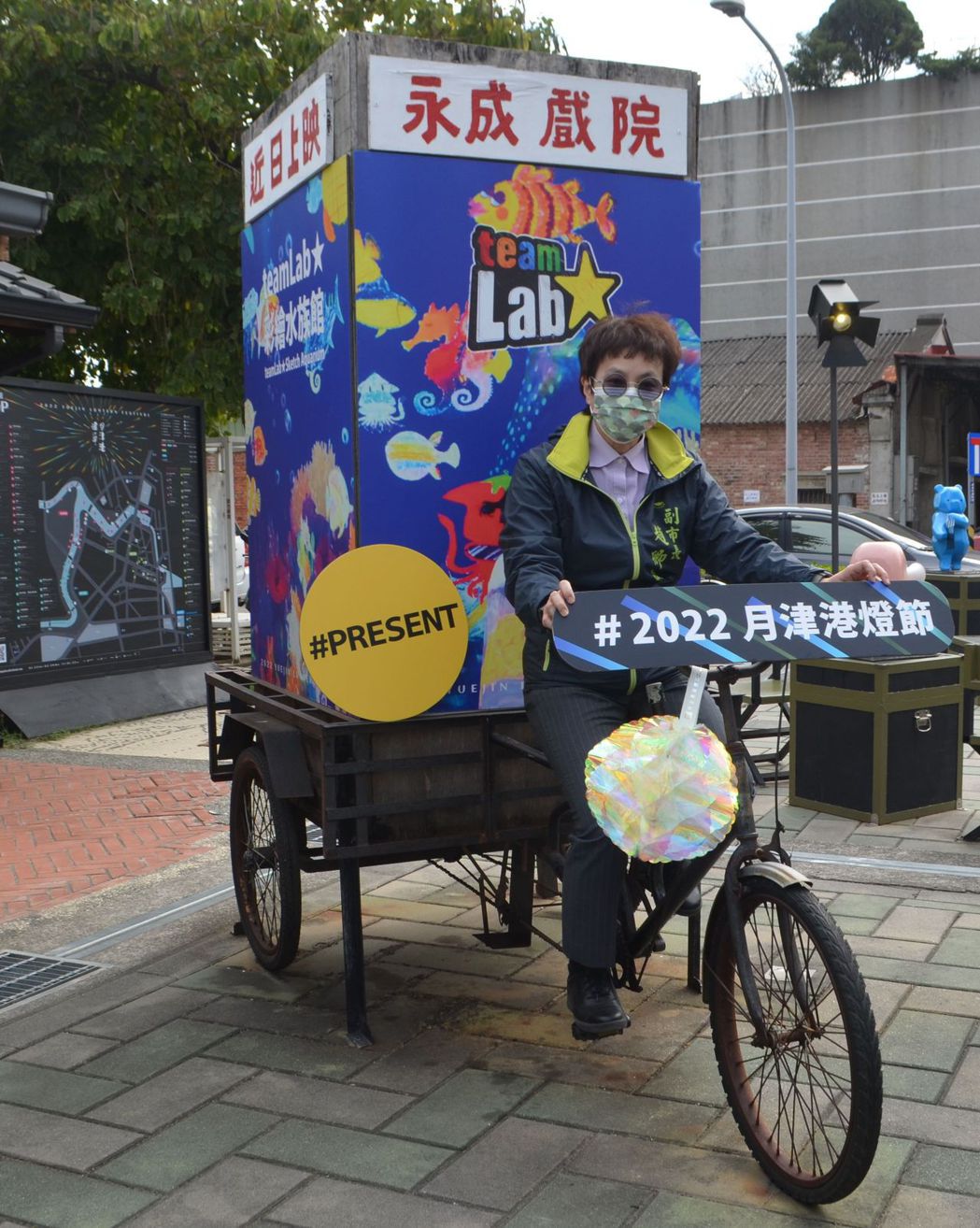 趙卿惠副市長踩著三輪車為活動宣傳。  陳慧明／攝影