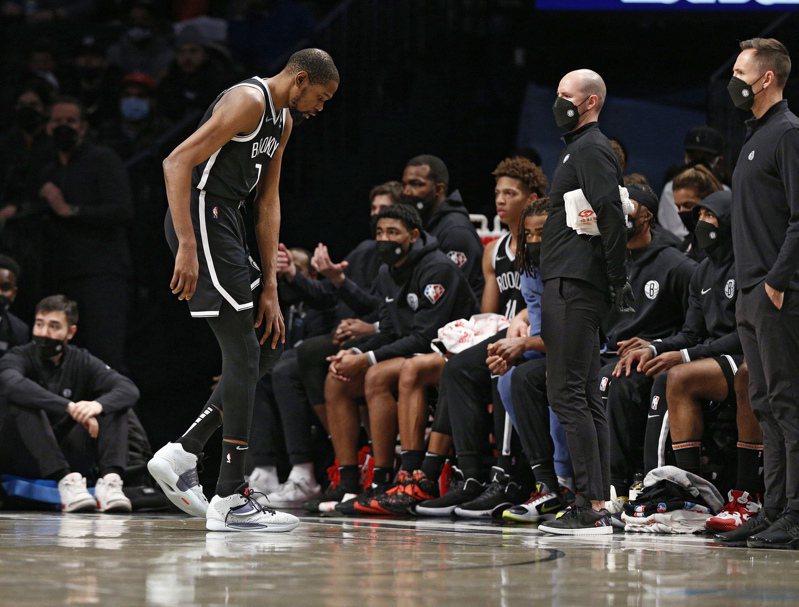 籃網球星杜蘭特左膝內側副韌帶扭傷，估計將休養4至6週。 美聯社
