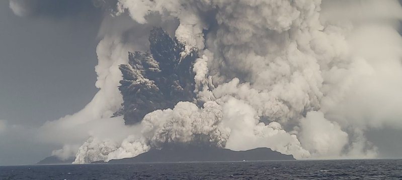 南太平洋島國東加海底火山昨天噴發。圖／取自東加地質調查局臉書