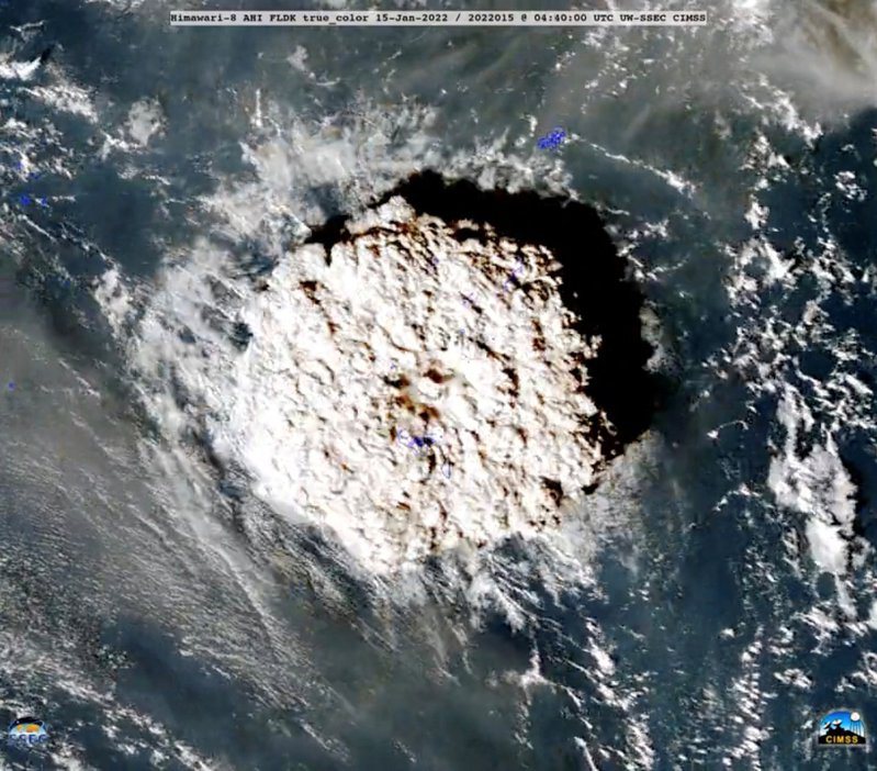 南太平洋島國東加附近1座海底火山15日發生大規模噴發，事後從衛星照片看來，火山口形成的小島幾乎從地表消失。目前科學家正密切監測這座活火山的狀況。路透