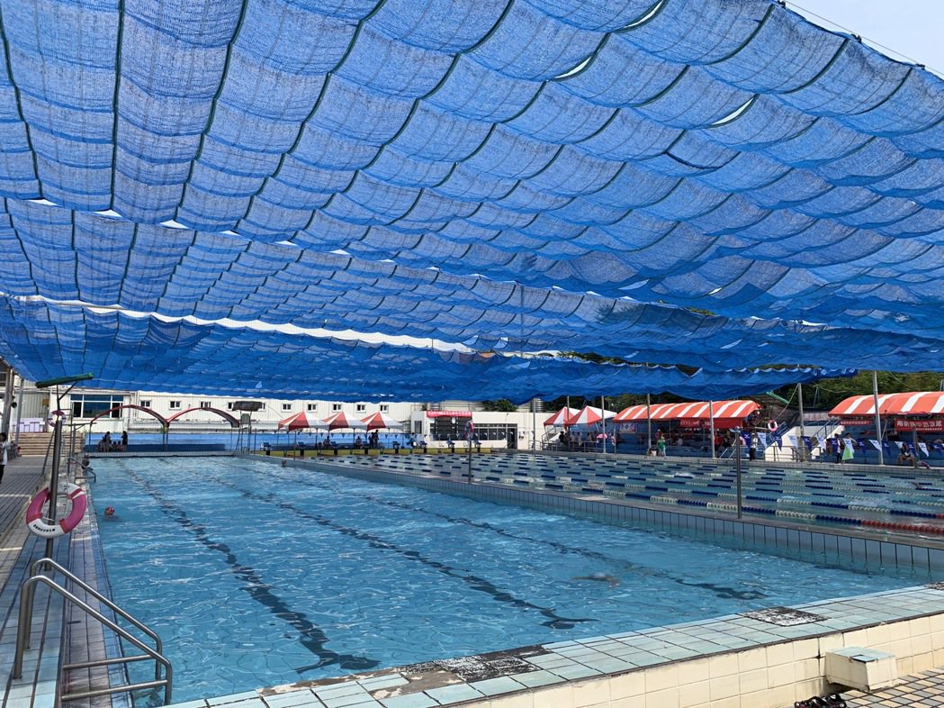 台南市立游泳池未符合國際標準，明年全國運動會將借用高雄場地。圖／李啟維提供