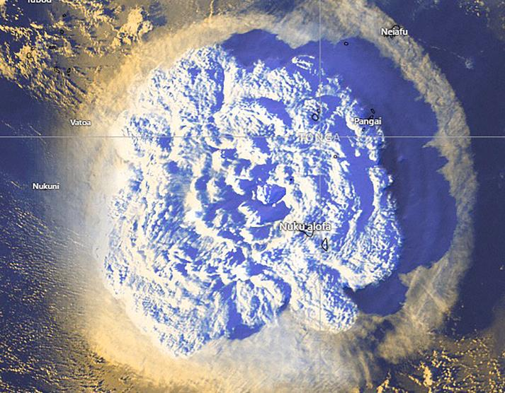 東加氣象局衛星照片顯示，洪加湯加－洪加哈派海底火山近日大規模噴發，濃煙和火山灰直...