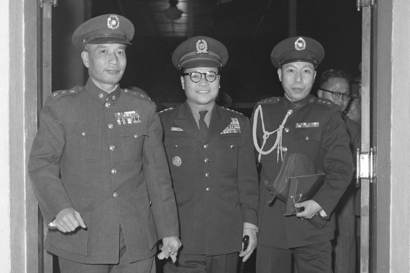 1957年1月17日，韓國陸軍參謀總長李亨根（中）抵達松山機場，由陸軍總司令黃杰（左）親自接機。圖／聯合報系資料照片