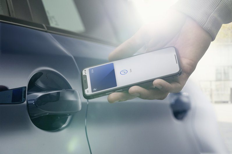 繼BMW之後，現代汽車和旗下品牌Genesis可望今夏會推部分車款，支援蘋果公司iPhone或Apple Watch的CarKey數位鑰匙功能。示意圖。擷自BMW