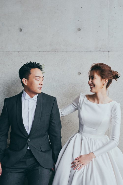 曾沛慈(右)宣布嫁給圈外音樂人老公Peter。圖／亞神音樂提供