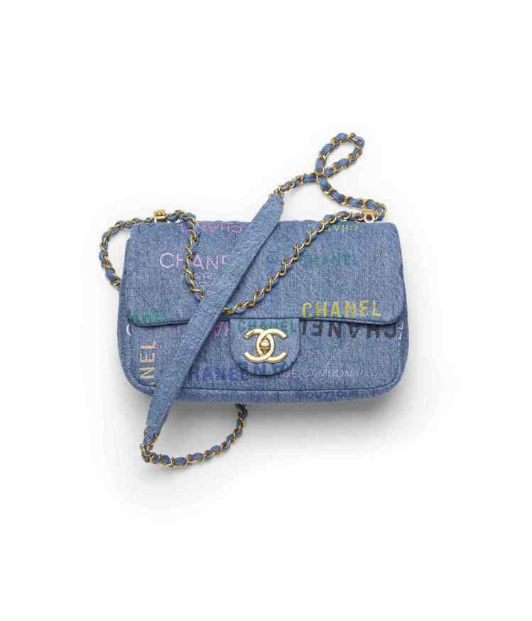 CHANEL字母印花藍色丹寧皮穿鍊帶口蓋包款，12萬4,100元。圖／香奈兒提供