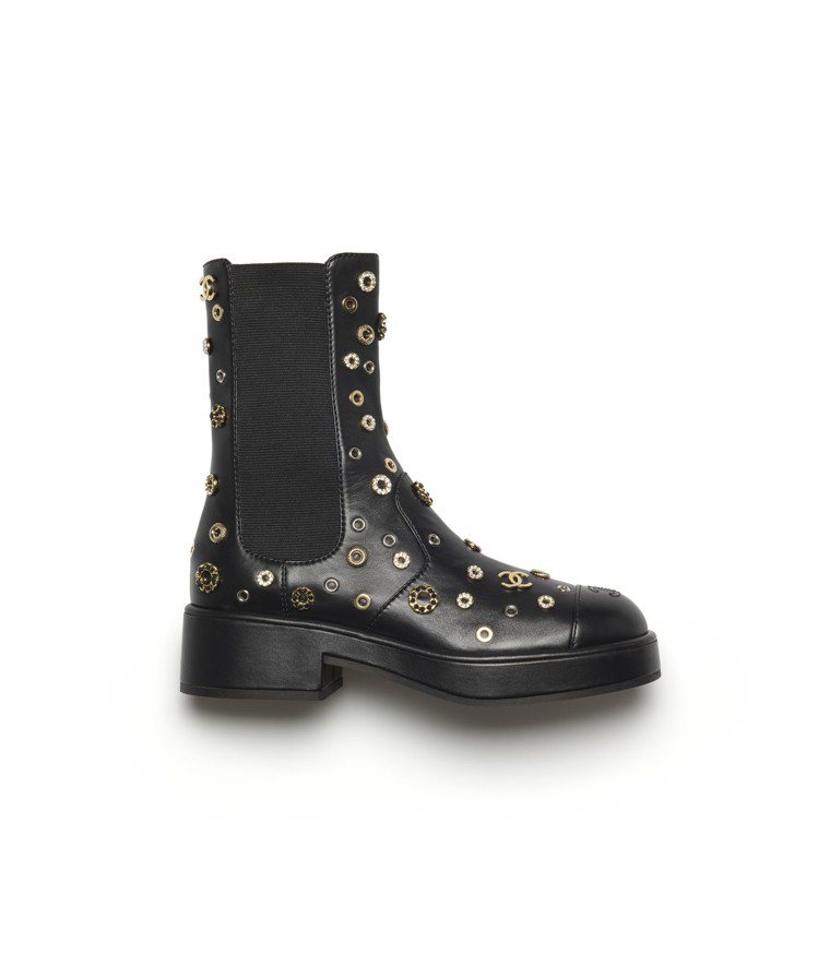 黑色金屬釘飾皮革短靴，96,500元。圖／香奈兒提供