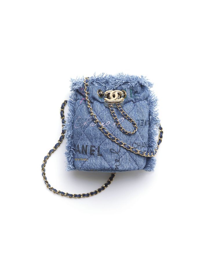 CHANEL字母印花藍色丹寧皮穿鍊帶迷你包款，68,900元。圖／香奈兒提供