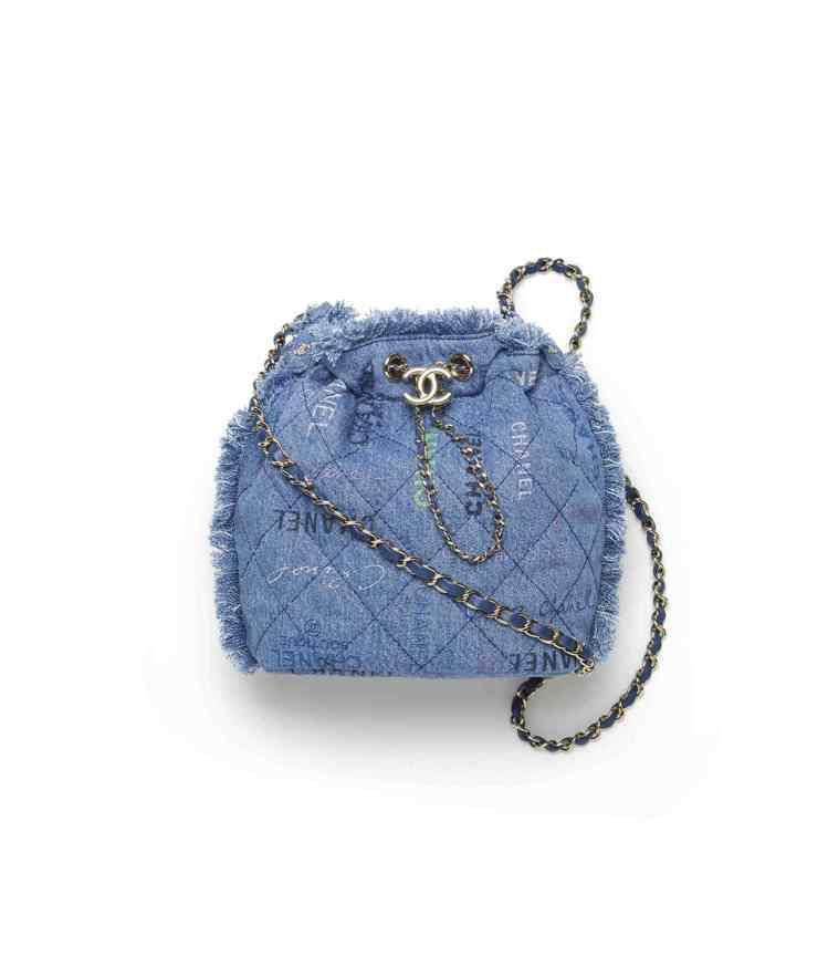 CHANEL字母印花藍色丹寧皮穿鍊帶束口包，12萬4,100元。圖／香奈兒提供