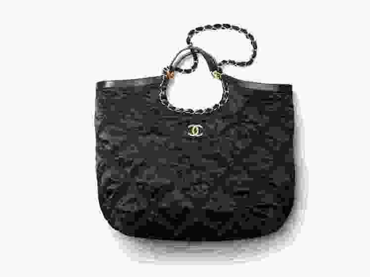黑色尼龍羅緞菱格紋皮穿鍊帶包款，15萬1,700元。圖／香奈兒提供