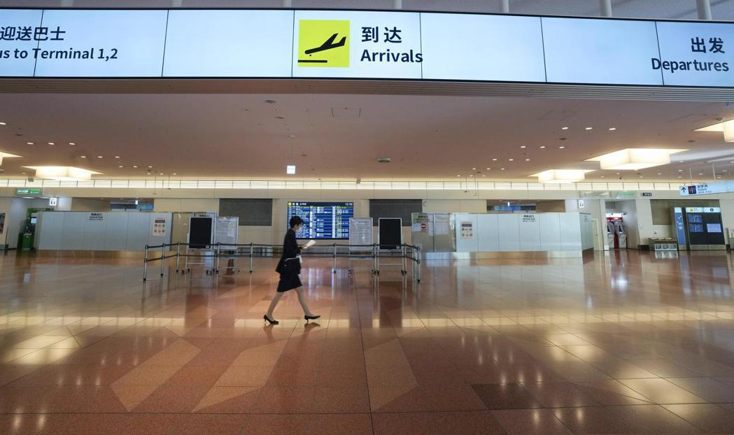 日本東京羽田國際機場一名員工去年12月經過機場內入境航廈。歐新社