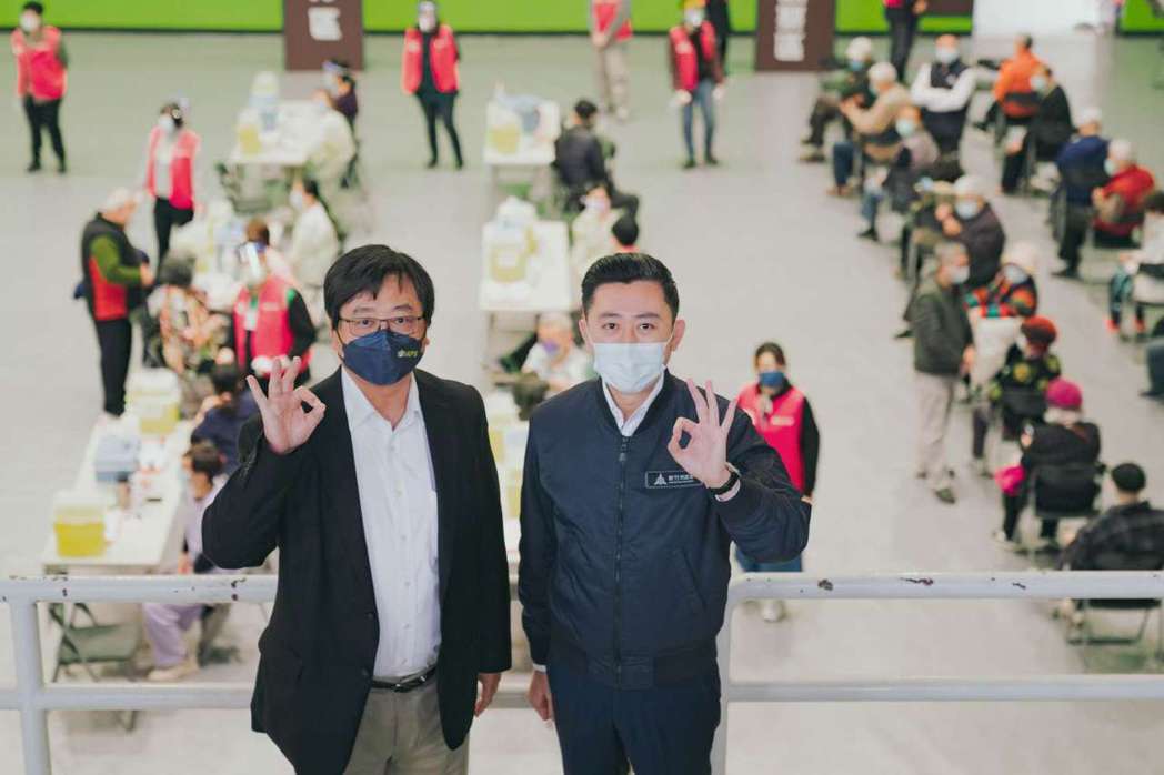 新竹市長林智堅（右）與竹科管理局長王永壯共同呼籲民眾接種疫苗。竹市府／提供