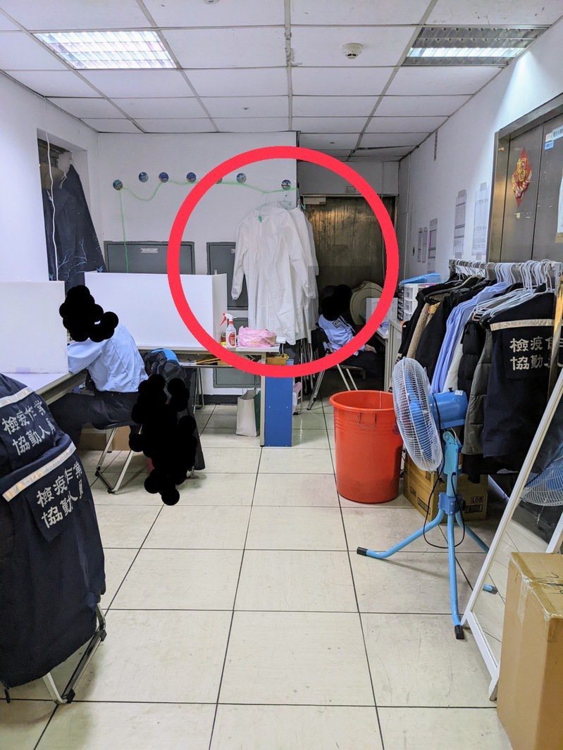 機場防疫協勤人員脫下的隔離衣吊掛在休息室衣架，以便重複使用。圖／賴香伶辦公室提供