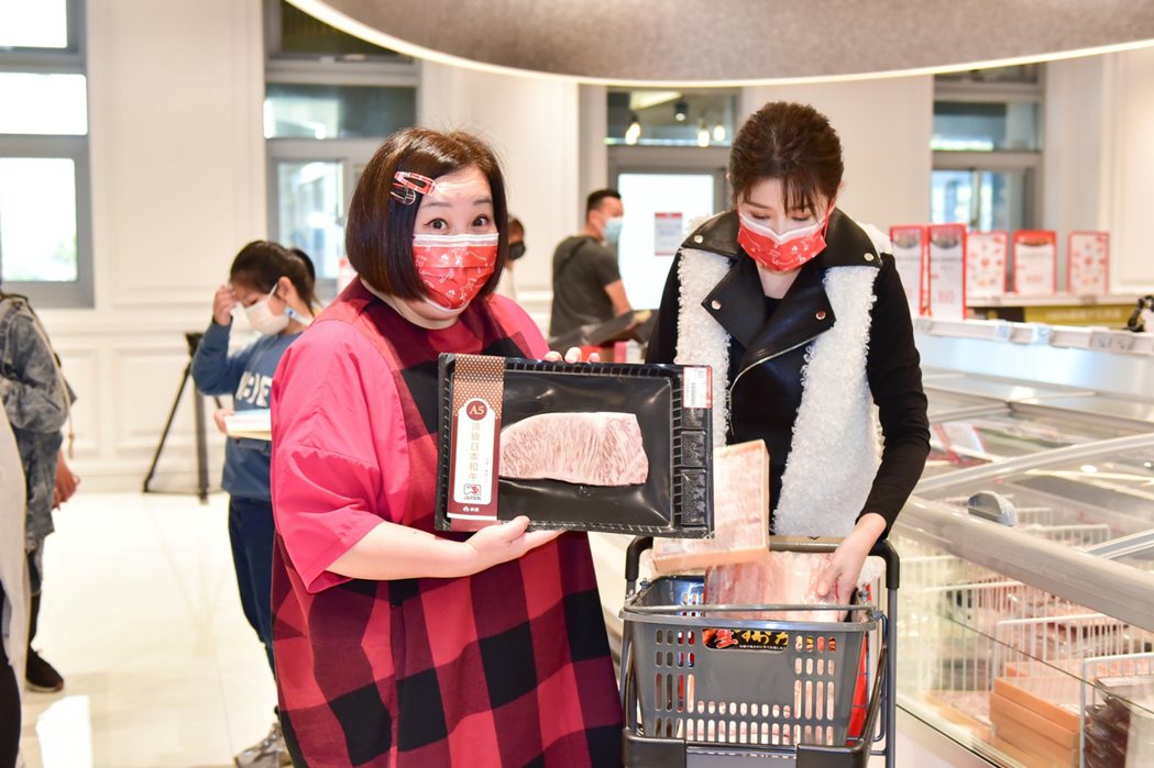愛吃的鍾欣凌(左)到超市出席活動相當興奮。圖／三立提供