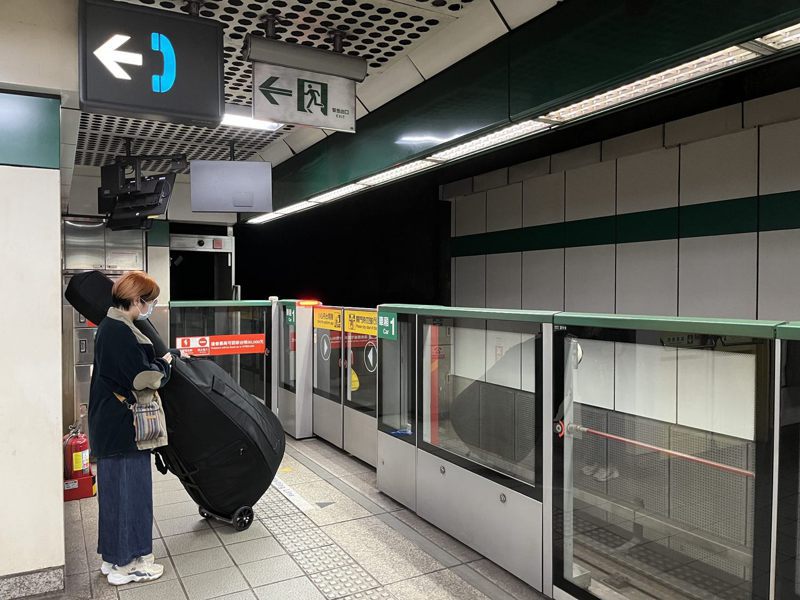 台北捷運本周日起有限制開放民眾攜帶低音提琴搭乘捷運。圖／北捷提供