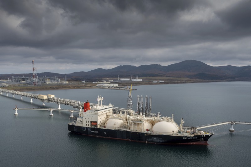 俄國是歐洲天然氣主要供應國，圖為去年10月一艘巴拿馬籍「陽劍號」液化天然氣船在俄國普里戈羅德諾耶港進行裝貨作業。美聯社