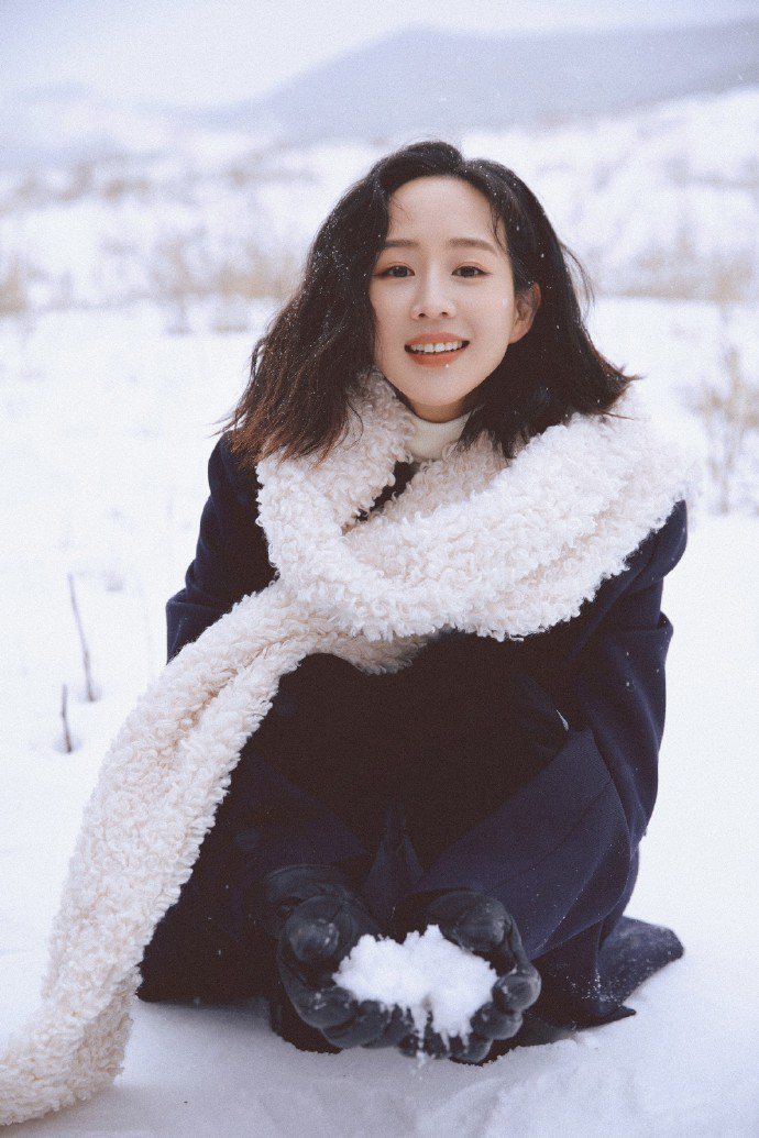 張鈞甯在雪地裡拍攝文藝照。圖／取自微博
