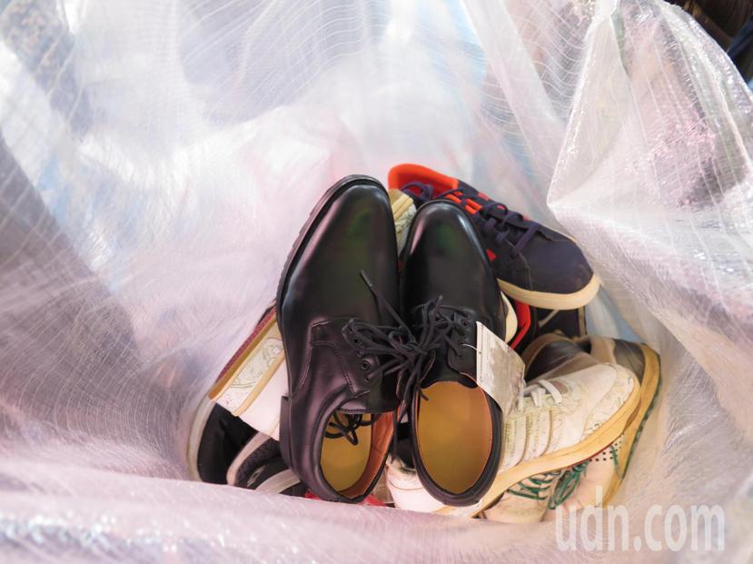 舊鞋救命計畫定期募集舊鞋送往非洲肯亞，有人捐出皮鞋，吊牌甚至還沒拆掉。 圖／張裕...