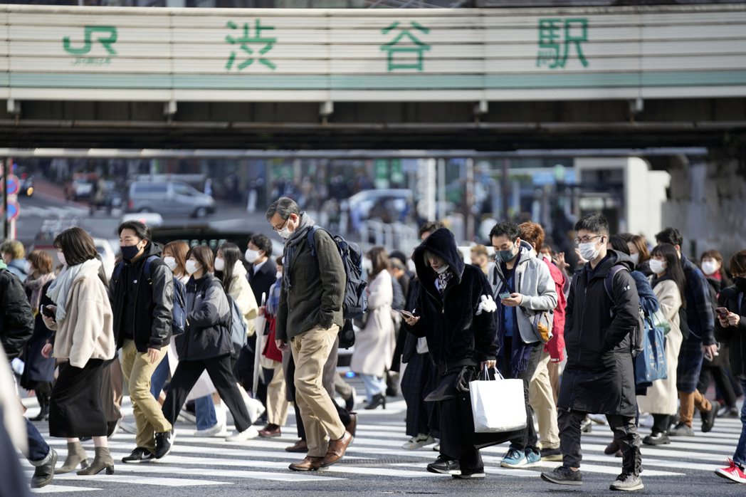 東京舉辦奧運的前後，正如許多專家們所預想，日本疫情變得十分嚴峻，造成了醫療崩潰和大量死亡，但不久後感染人數莫名其妙地急速降低。示意圖。 圖／美聯社