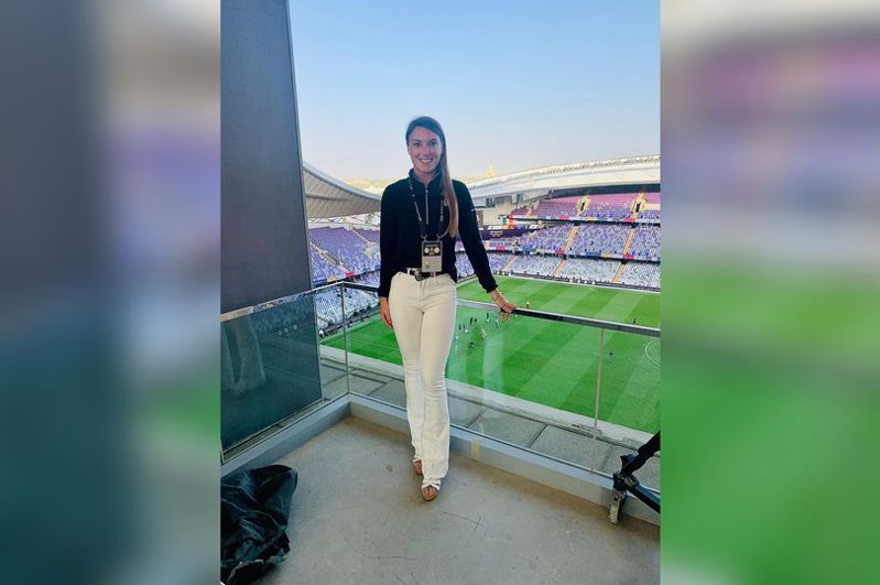 英国女性成为阿拉伯联合大公国史上第1位女性足球评论员。图／取自(photo:UDN)