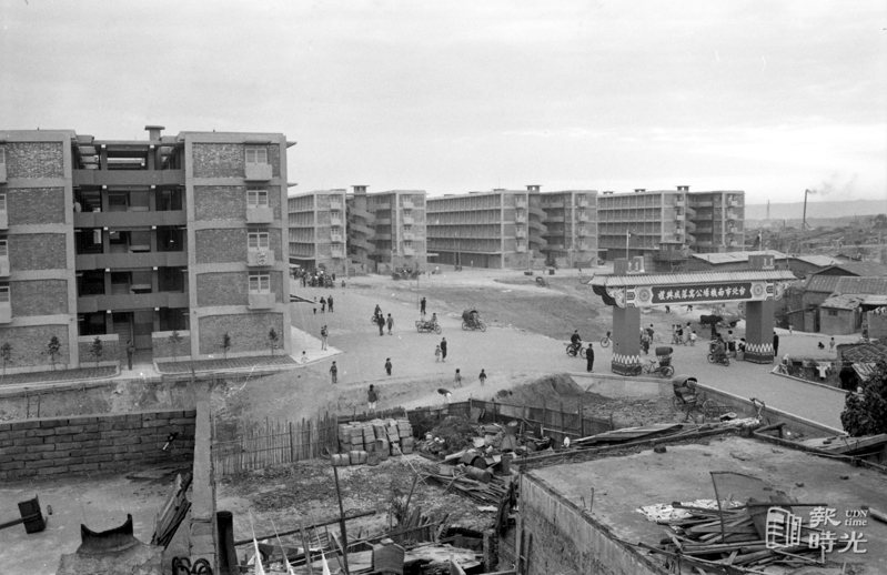 台北市萬華區南機場市民公寓一景。日期：1964/11/28．攝影：陳明輝．來源：聯合報