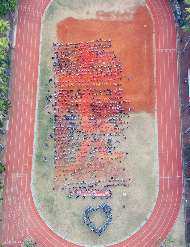 台南市北區百年老校立人國小逾千名學生今天彩繪虎牌，接著在操場排列巨大紅色「虎」字，共同為虎年祈福。中央社
