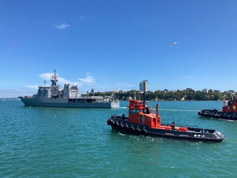 紐西蘭海軍已派出威靈頓號（HMNZS Wellington）和奧特亞羅瓦號（HMNZS Aotearoa），載運水源、調查隊和直升機前往東加支援。紐國並指出，國際手機網路供應商Digicel運用南太平洋大學（University ofSouth Pacific）的衛星訊號接收器，在東加主島設置臨時通訊系統。圖／新華社