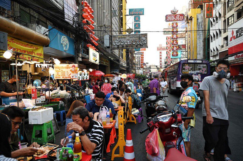 泰国内阁会议今天通过内政部和劳动部提出的两项提案，将提出长期居留签证和工作证的新规定，希望吸引有钱和有专业技术的外籍人士定居泰国，促进经济发展。图／法新社(photo:UDN)