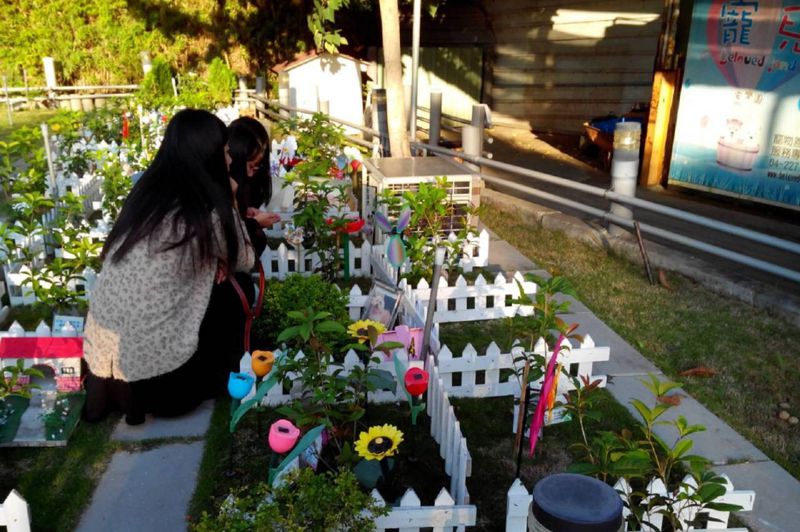 寵物殯葬業者設置花葬區，布置溫馨。圖／聯合報系資料照片