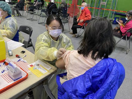 竹市三民國小學童確診，市府呼籲民眾盡快打疫苗。示意圖/報系資料照