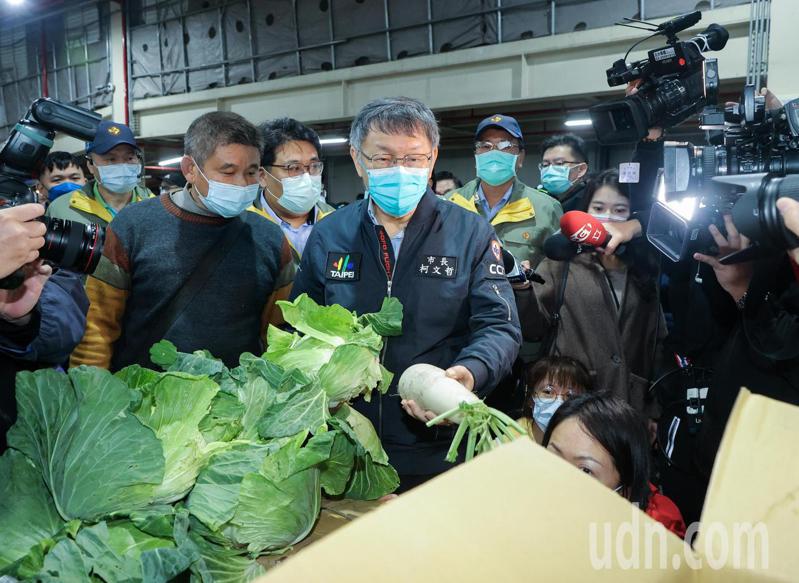 台北市長柯文哲（中）清晨視察第一果菜批發市場，現場查看蔬果狀況。記者曾原信／攝影