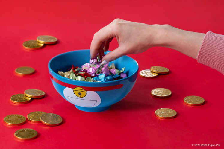 「陶瓷獨享碗」印有哆啦A夢招牌的四次元口袋、黃色鈴鐺等元素。圖／麥當勞提供