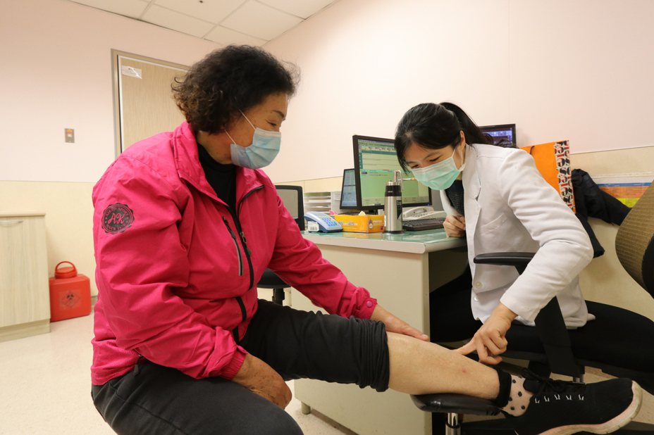 亞洲大學附屬醫院皮膚科醫師方心禹（右）表示，「冬季癢（又稱為冬季濕疹或乾燥性濕疹）」是中老年人冬天常見的皮膚病，主要是因保養方式不當所致。圖／亞洲大學附屬醫院提供