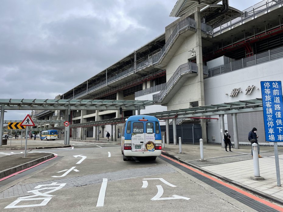高鐵新竹站4號出口只限下客，未來啟用科技執法後如果違規停車載客上車，就會被AI自動取締。圖／新竹縣警局提供