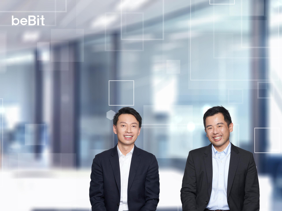 beBit大中華區總經理陳鼎文（左）及MarTech新創公司博智雲端科技創辦人暨執行長高偉鈞（右）共同宣布，博智將整合進beBit在台的科技研發中心，並更名為beBit Technology。圖／beBit提供