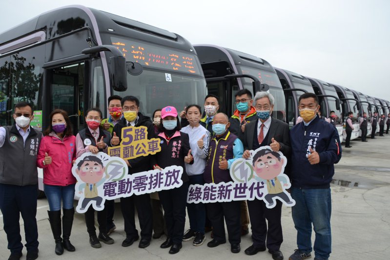 台南市5路公車全面換電動大巴，今天在府城客運新設的安平新站啟航。記者鄭惠仁／攝影