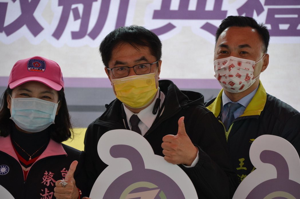 台南市長黃偉哲（中）認為新病毒傳播速度快，完全沒有樂觀的本錢。記者鄭惠仁／攝影