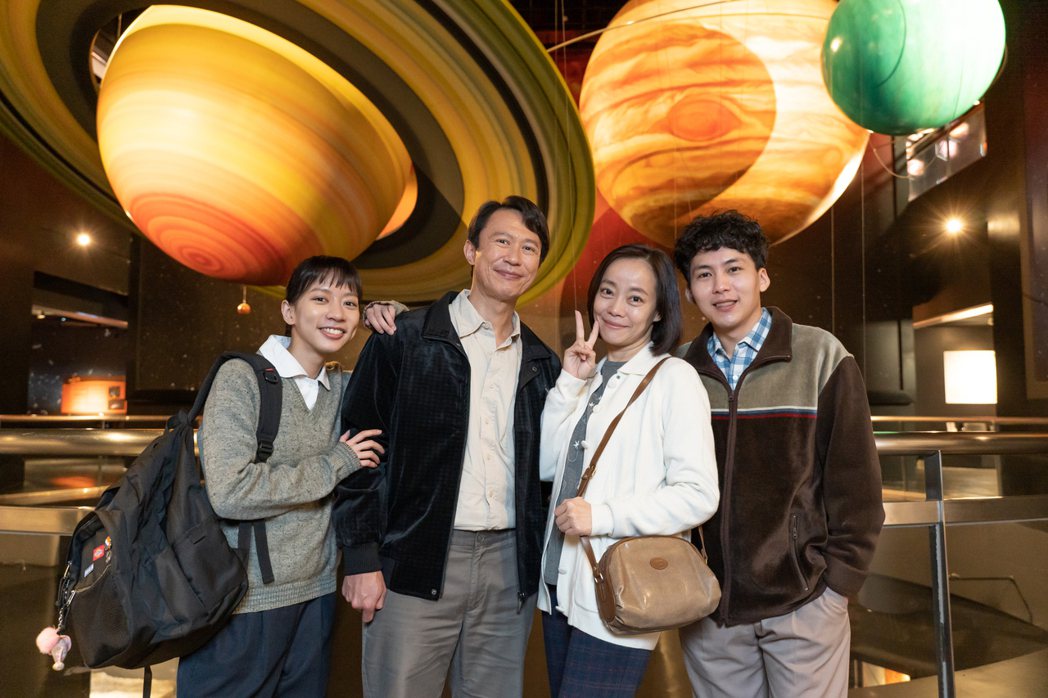 陳妤(左起)、徐灝翔、范瑞君、巫建和於「星空男孩」飾演一家人。圖／公視台語台提供