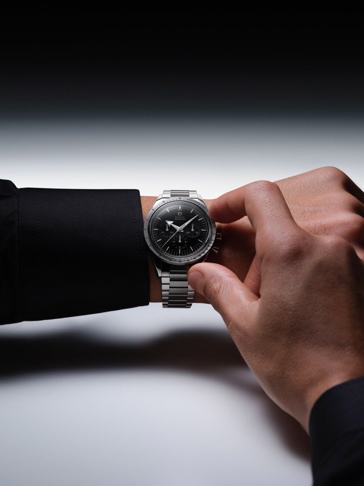 OMEGA 2022年首次推出的新品即為超霸321機芯腕表，並搭配品牌獨家18K Canopus金，展現對未來、太空的遠眺，訂價265萬元。圖 / OMEGA提供