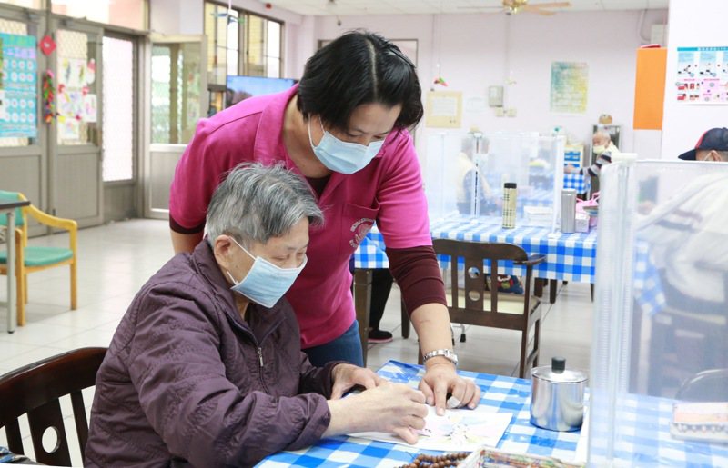 黃偉哲到養護中心拜年表示，台南市老人日照中心涵蓋率近八成六都第一。圖／台南市政府提供