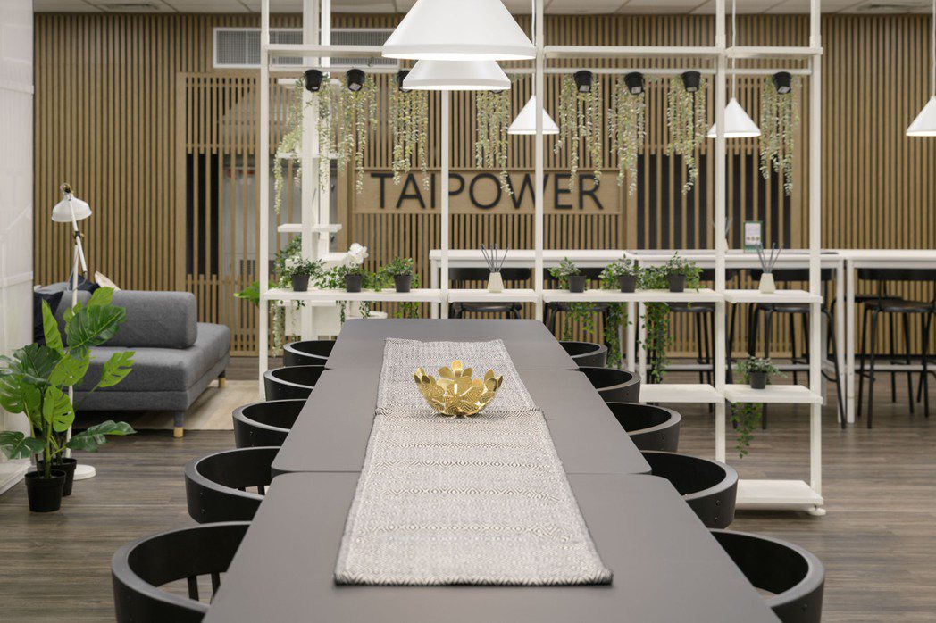 台電指出，自1983年啟用至今、近40年的員工餐廳由IKEA包辦空間設計與家具、...