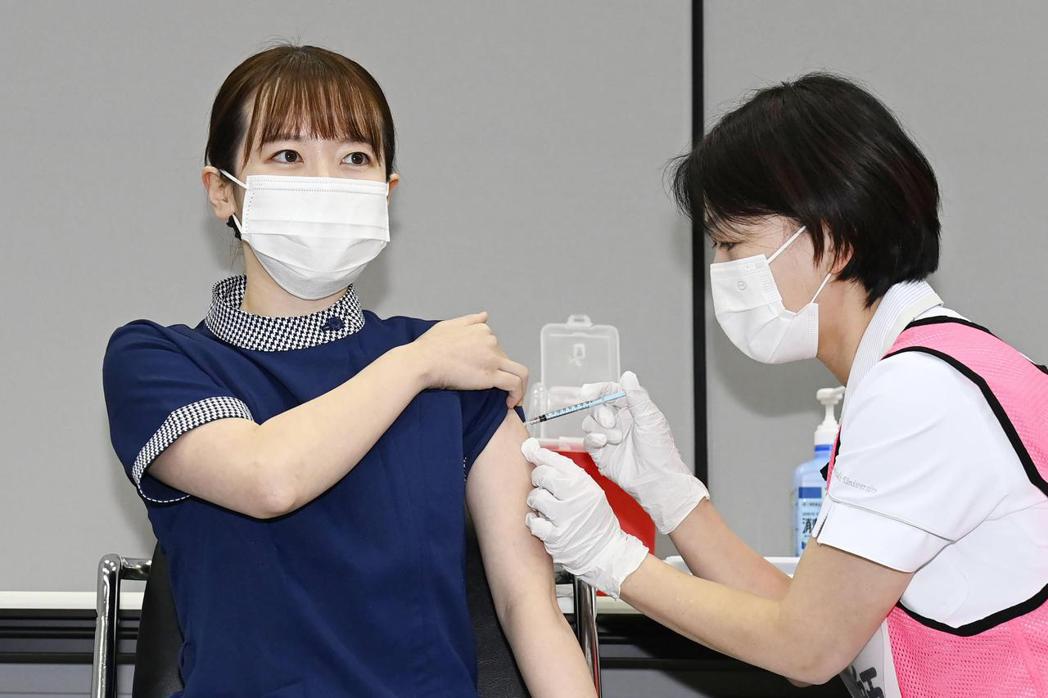 日本政府打算暫停實施「疫苗和檢測均可制」。（美聯社）