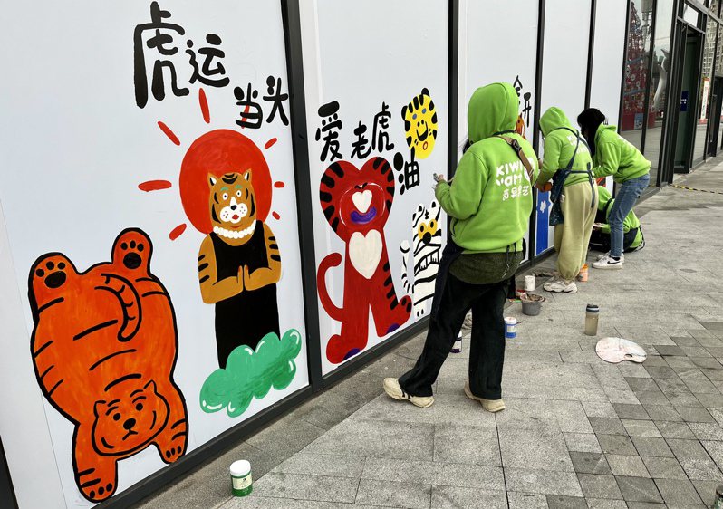 四川西昌虎年主題繪畫扮靚街頭，圖為藝術工作者正在繪製虎年主題繪畫作品。（中新社）