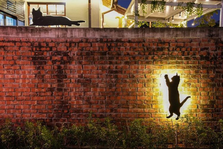 圍牆周邊可看見象徵村內貓群的剪影。圖／IG@beckhamhong66授權