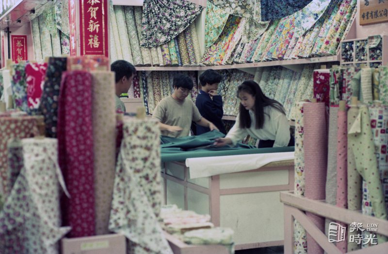 永樂市場的布料種類繁多，價位是中盤價，是最大眾化的布匹集散地。日期：1992/11/3．攝影：林建榮．來源：聯合報